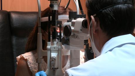 Un grupo de investigadores españoles logra crear la primera tecnología para prevenir molestias visuales en pacientes recién implantados con lente intraocular multifocal