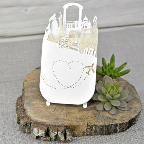 10 ideas originales para las invitaciones de tu boda con temática de viajes Invitacion de boda viajes maleta con monumento