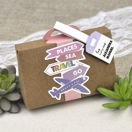 10 ideas originales para las invitaciones de tu boda con temática de viajes Tarjeta de boda con forma de maleta