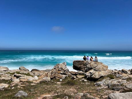 Mirando al océano Atlántico en el Cabo de Buena Esperanza en Sudáfrica