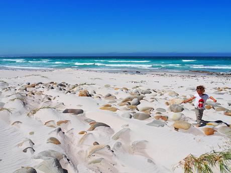 una niña en la playa de Platboom en Cabo de Buena Esperanza