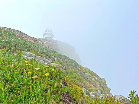 Faro del Cabo de Buena Esperanza escondido tras la niebla
