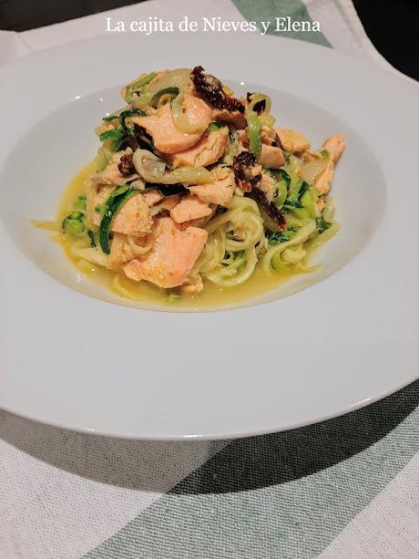 Tallarines de calabacín con salmón