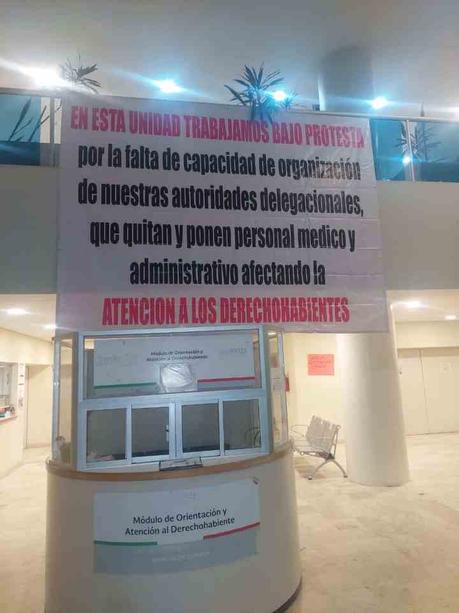 Manifestación en la clínica de especialidades Dr. Pedro Bárcena Hiriart en contra de su directora