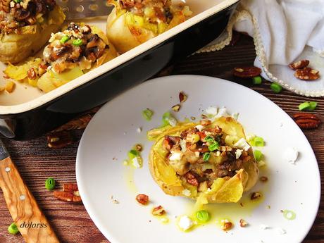 Patatas rellenas de champiñones, nueces y feta