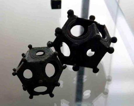 Dodecaedros y compases en el Arqueológico de Estrasburgo