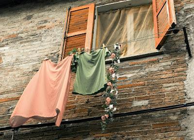 Ropa tendida en una ventana