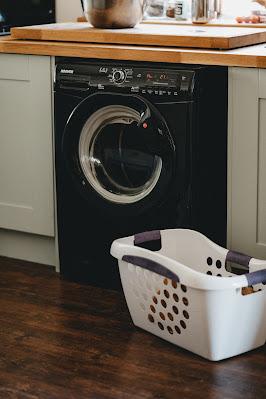 Lavadora y cesto de ropa