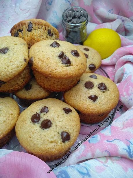 PETITS GÂTEAUX AU CITRON ET AUX PÉPITES DE CHOCOLAT / LEMON CHOCOLATE CHIPS MUFFINS / MAGDALENAS DE LIMÓN Y CHOCOLATE / مافن بحبيبات الشوكولاتة و الليمون (الحامض)