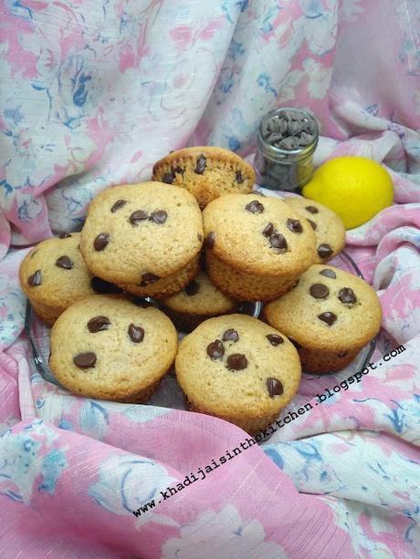 PETITS GÂTEAUX AU CITRON ET AUX PÉPITES DE CHOCOLAT / LEMON CHOCOLATE CHIPS MUFFINS / MAGDALENAS DE LIMÓN Y CHOCOLATE / مافن بحبيبات الشوكولاتة و الليمون (الحامض) PETITS GÂTEAUX AU CITRON ET AUX PÉPITES DE CHOCOLAT / LEMON CHOCOLATE CHIPS MUFFINS / MAGDALENAS DE LIMÓN Y CHOCOLATE / مافن بحبيبات الشوكولاتة و الليمون (الحامض)
