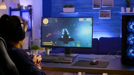 Consumo de internet de los chilenos se concentra en streaming y videojuegos Pro gamer playing space shooter online championship
