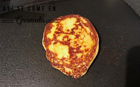 Gofres y tortitas de patata con mermelada de tomate