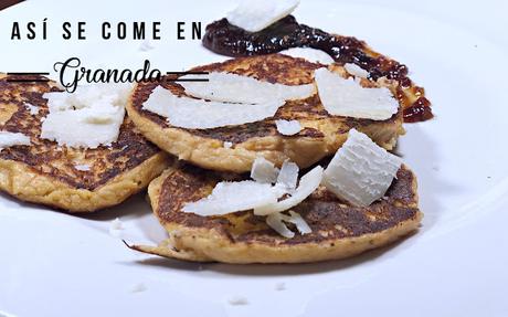 Gofres y tortitas de patata con mermelada de tomate