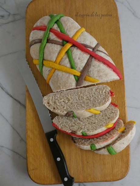 Pan de centeno con tiras de colores