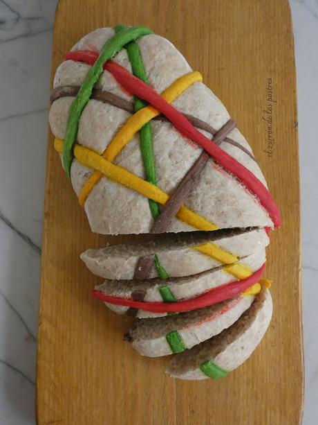 Pan de centeno con tiras de colores