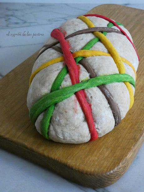 Pan de centeno con tiras de colores