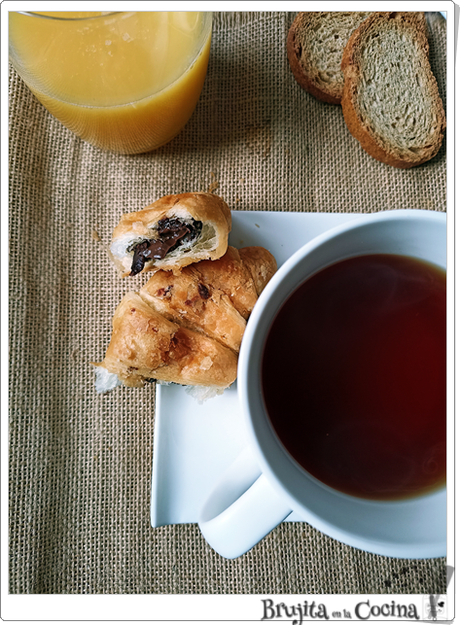 Desayuno dulce y salado: Croissante relleno y tosta de revuelto