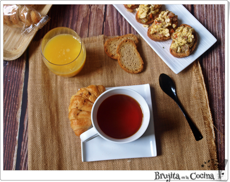 Desayuno dulce y salado: Croissante relleno y tosta de revuelto