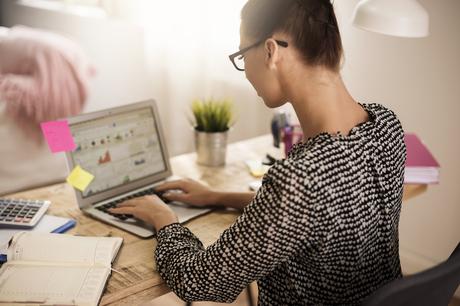 Growth Marketing: ¿cómo convertir a los clientes en fans de tu marca? All day spent on working on laptop