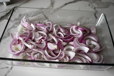 Pollo al horno macerado con ajo y perejil con guarnición