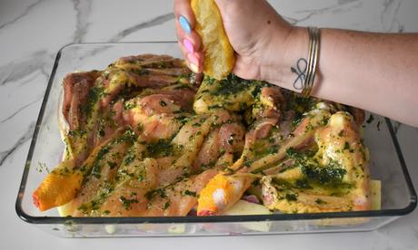 Pollo al horno macerado con ajo y perejil con guarnición