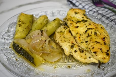 Pollo al horno macerado con ajo y perejil con guarnición