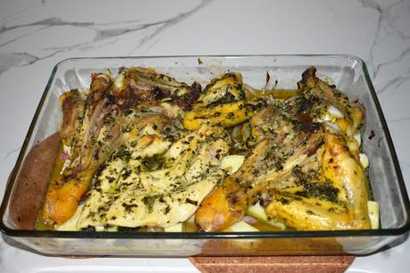 Pollo al horno macerado con ajo y perejil con guarnición