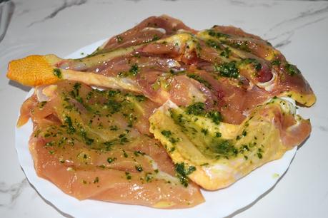Pollo al horno macerado con ajo y perejil con guarnición
