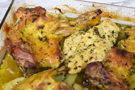 Pollo al horno macerado con ajo y perejil con guarnición