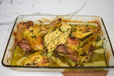 Pollo al horno macerado con ajo y perejil con guarnición