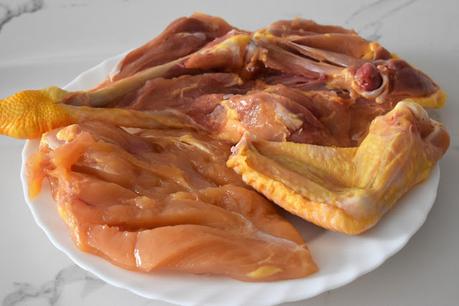 Pollo al horno macerado con ajo y perejil con guarnición