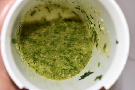 Pollo al horno macerado con ajo y perejil con guarnición