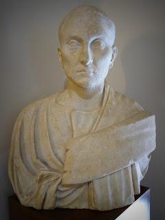 Imagen del mes: Busto masculino hallado en la villa romana de La Majona, en Don Benito