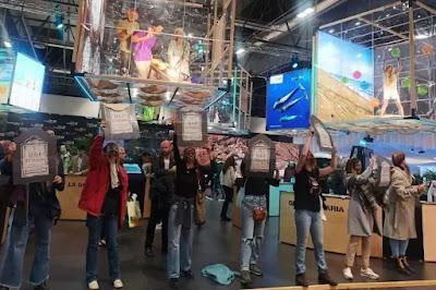 “Descanse en paz, Canarias” gritó un grupo de activistas en Fitur.