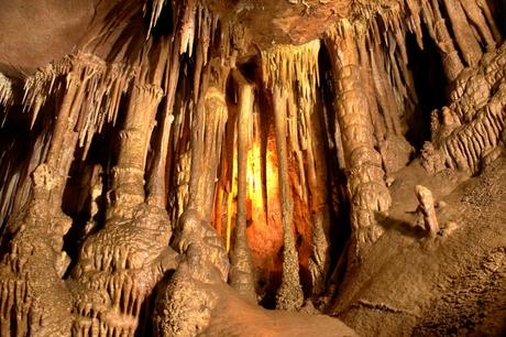 Emocionante cueva de estalactitas