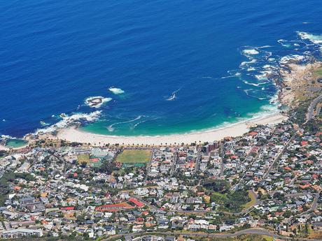 Camps Bay Beach, uno de los lugares que ver alrededor de Ciudad del Cabo, vista desde lo alto de Table Mountain.