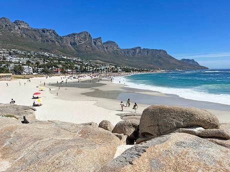 Los Doce Apóstoles desde la playa de Camps Bay cerca de Ciudad del Cabo, Sudáfrica.