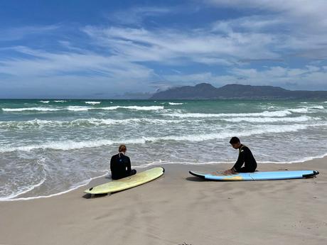 surfistas en Muizenberg, Sudáfrica