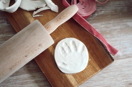 cómo hacer huellas de bebé en arcilla