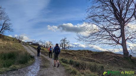 Pista camino a la Portiecha desde La Cruz, Lena