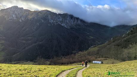 Subiendo por la pista a la Portiecha