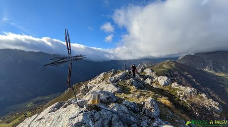 Cima de la Portiecha con la cruz de buzón de cima