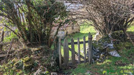 Portilla de entrada a cabaña en Lena