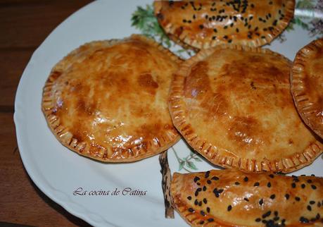 Empanadillas de queso brie, cebolla caramelizada y nueces