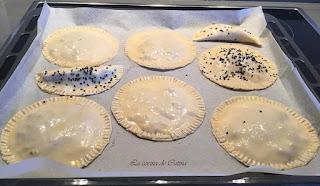 Empanadillas de queso brie, cebolla caramelizada y nueces