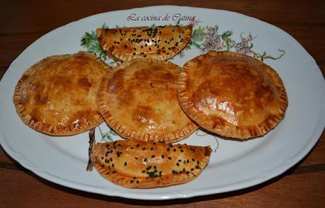 Empanadillas de queso brie, cebolla caramelizada y nueces