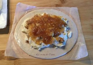 Empanadillas de queso brie, cebolla caramelizada y nueces