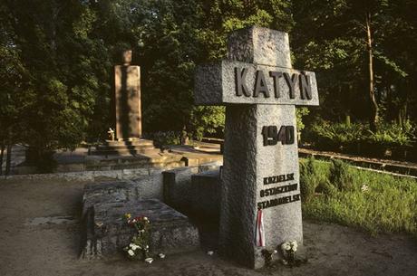 Katyn:La matanza que los soviéticos atribuyeron con éxito a los nazis durante 50 años
