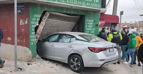 Vehículo atropella a menor e ingresa a un local en el Saucito
