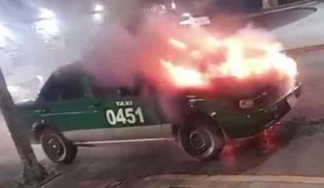 Taxi arde en llamas  sobre la Carretera Rioverde y Avenida de Los Pinos